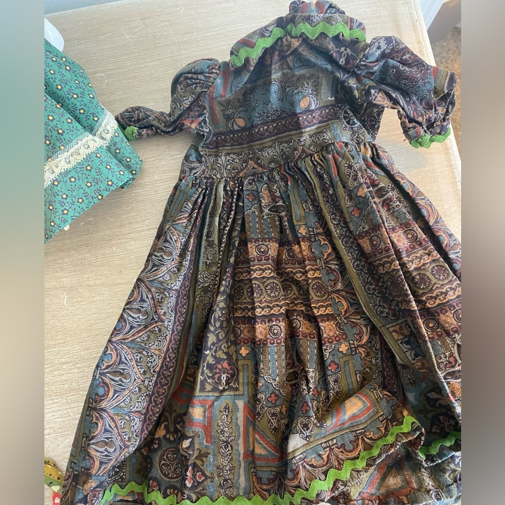 3 Vintage Porcelain Dolls in Green Dresses - Picture 13 of 14